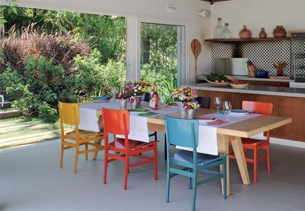 Cadeiras de madeira para cozinha coloridas trazem alegria para o cômodo